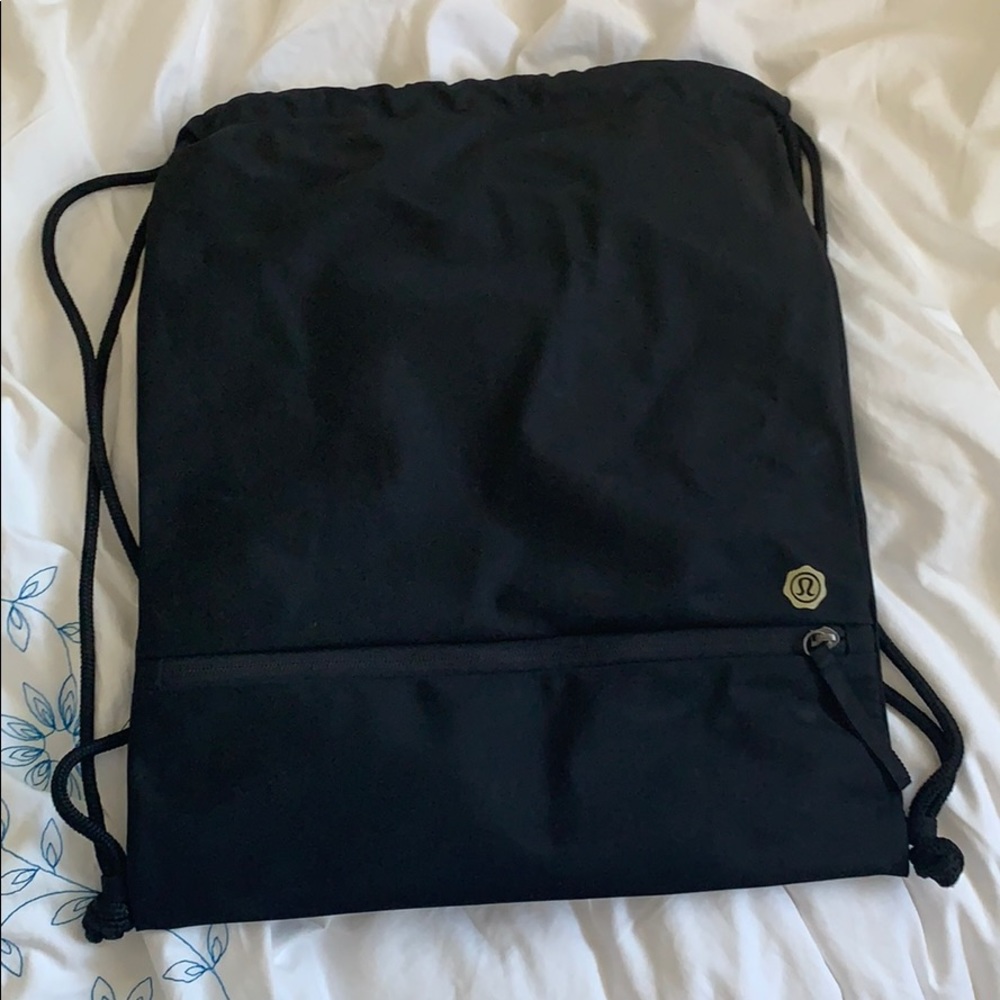 Black lululemon draw string bag